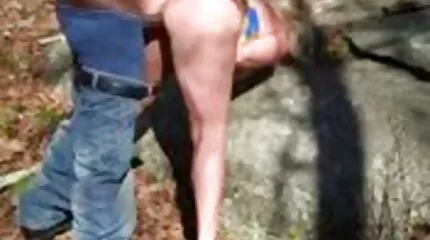 Lidenskabelig køn af unge teenagere i forskellige amatør sex video poser