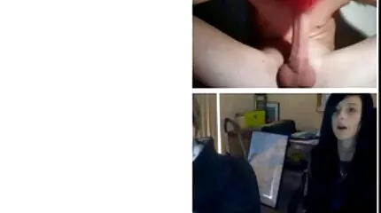 En mand ser en Busty Brunette i strømper med amatør trekant en stor pik doggy stil