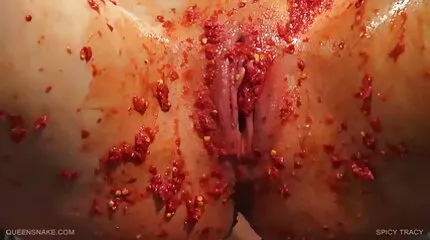 Brunette Lesbisk gik til en ven for at give slikke hendes amatør porn fisse