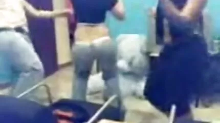 Ung amatør sex video kvinde i briller og camouflage jakkesæt gør motion, hvorefter hendes træner fuck