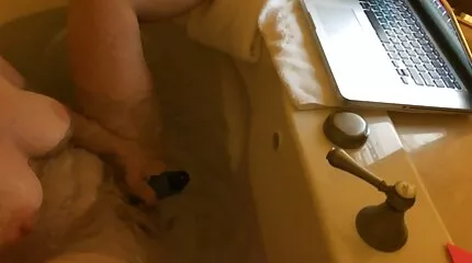 Nympho pige fucks hendes dejlig røv med regnbue amatør fisse Dildo