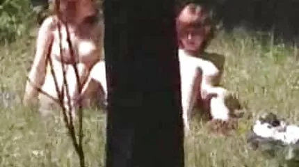 Under nytårets firmafest arrangerede desperate sekretærer en amatør porno video trekant på kontoret