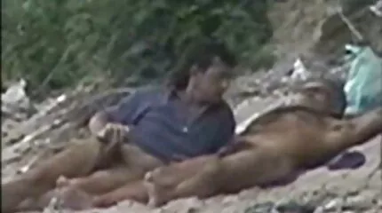 Fyr knepper blond skaldet amatør swinger fisse, mens hun ligger på sofaen