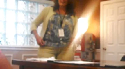 Hun gav fyren en sensuel amatør video blæsejob, indtil han cum i min mund