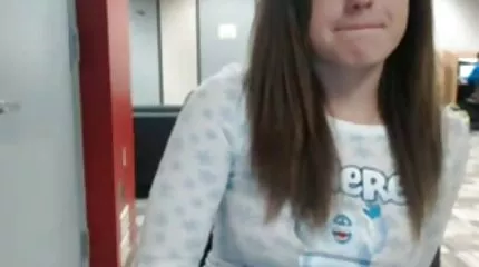 I stalden knepper en busty babe tydeligt med amatørsexvideoer en jockey