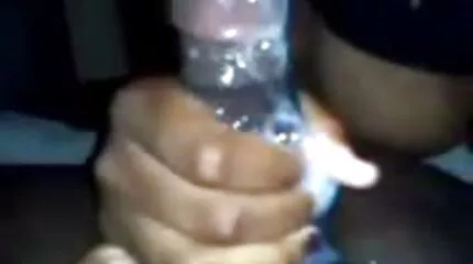 Guy stuffs en smuk pige på hans ta ta amatørporno